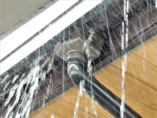 【放置は危険】雨樋の詰まりや水漏れが住宅に与える影響とは？