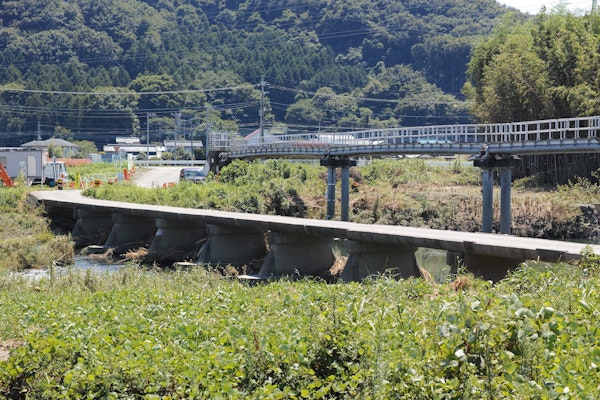 都幾川にかかる稲荷橋。四万十川のものが特に有名な、沈下橋というタイプの橋。