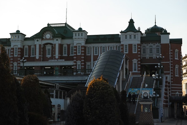 レンガ調の立派な深谷駅舎