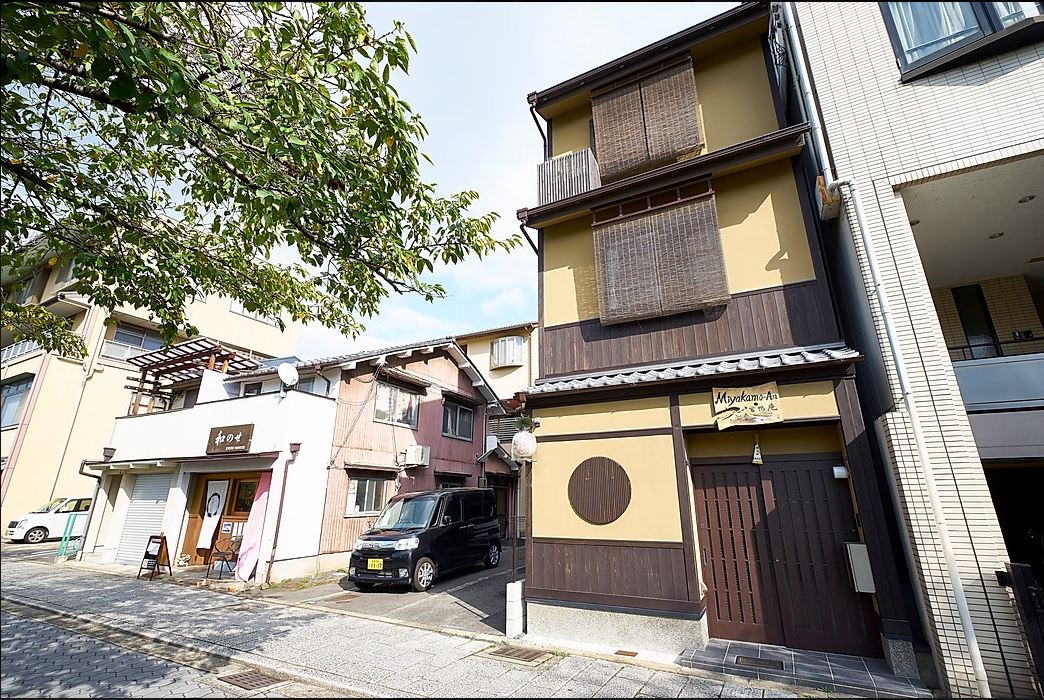 "Miyagamoan," a boutique guesthouse operating near the Kamogawa River in Kyoto's Miyagawacho district.