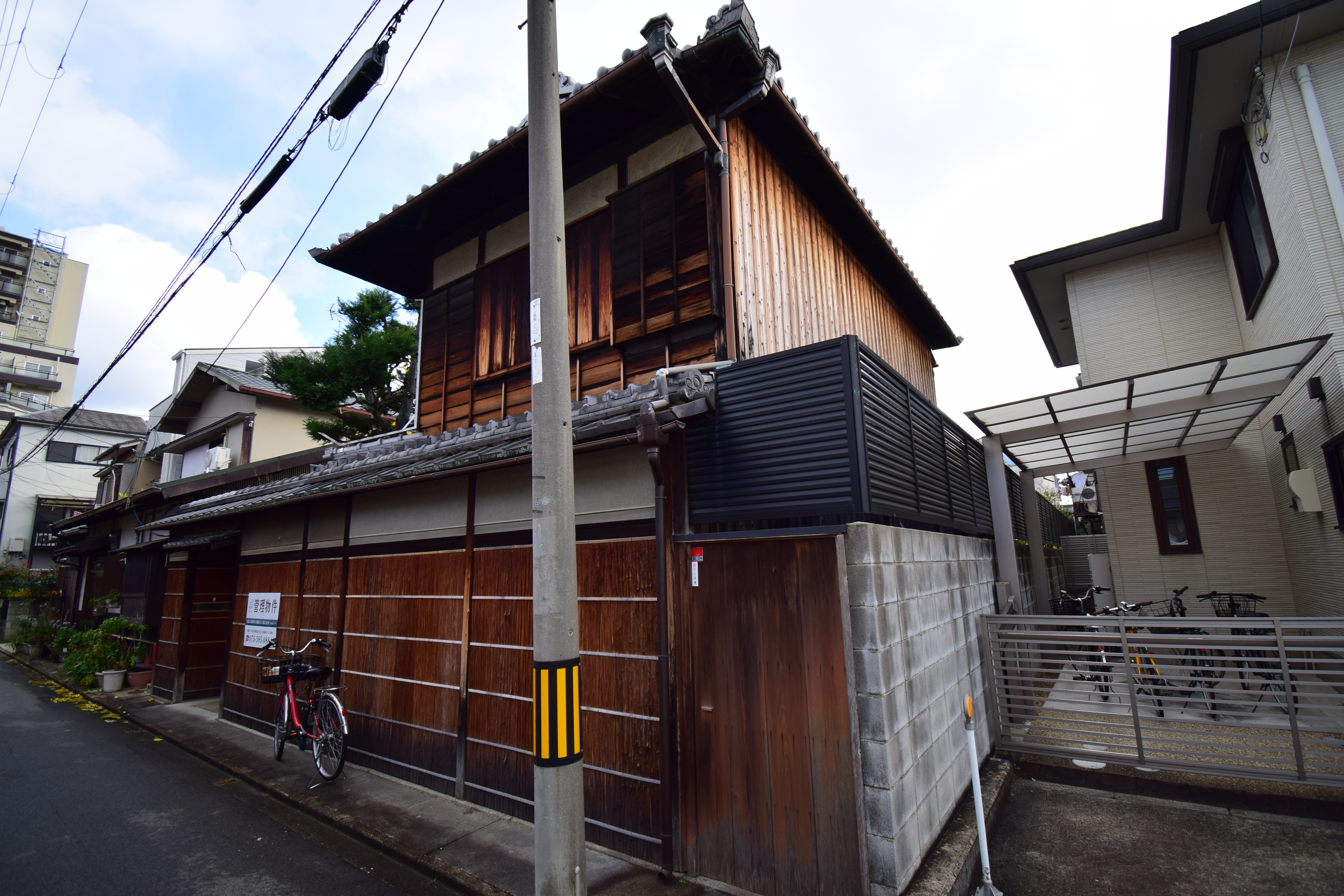 A classic Kyoto townhouse with no front entrance—perfect for living or hospitality use.