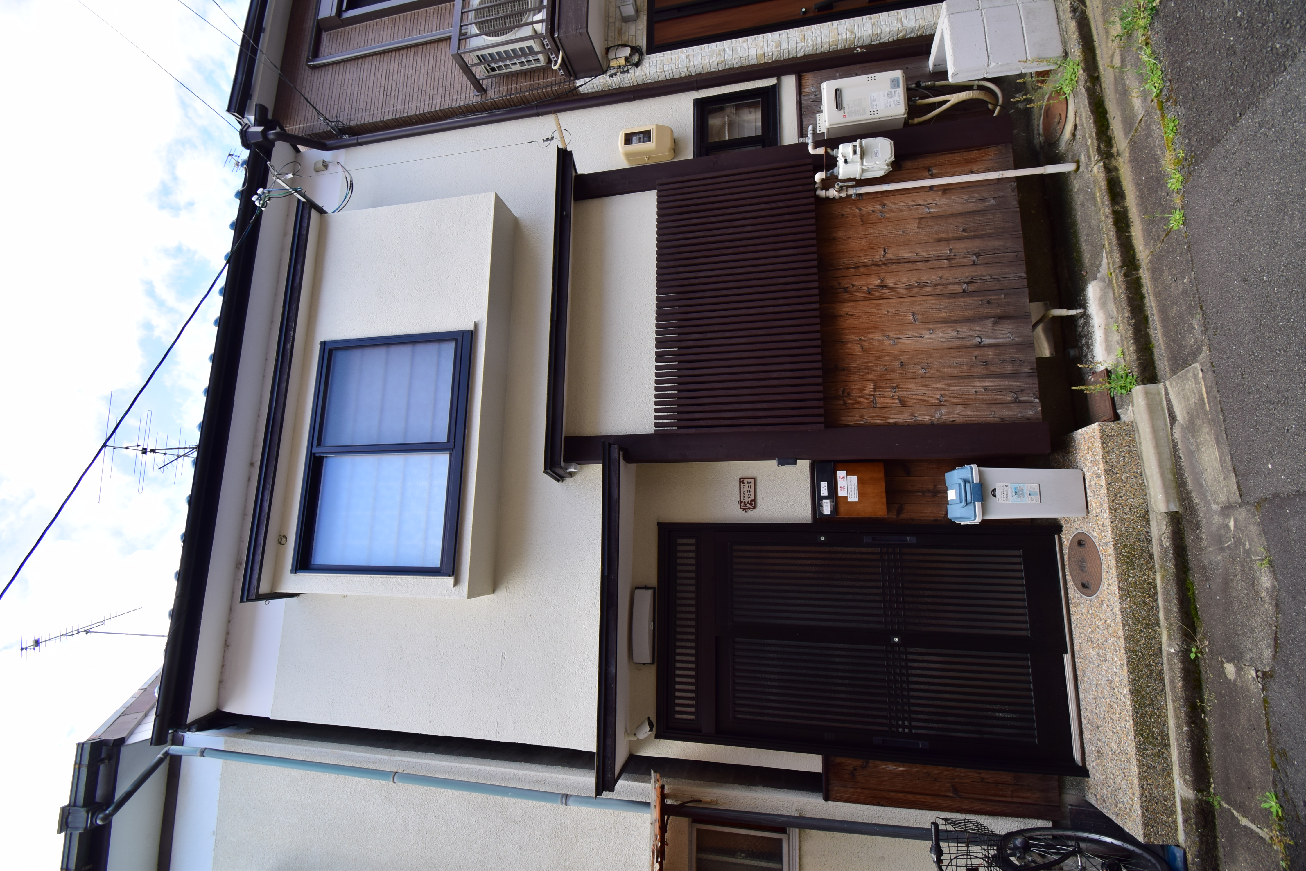Fully renovated Licensed Guesthouse:  Wooden Home with Traditional Charm Near West Oji Sanjo Station