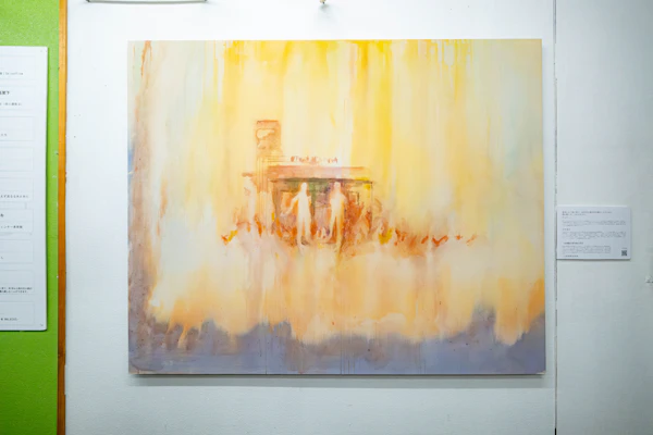 壁に掛けられた抽象絵画の展示
