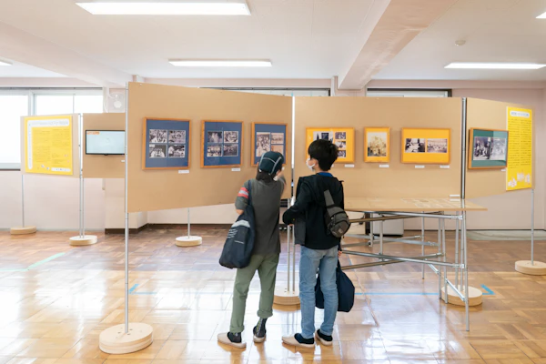 パネル展示を見る2人の来場者
