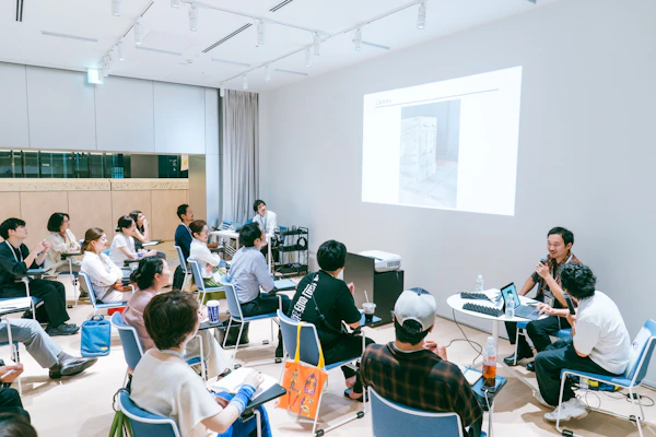 投影された資料を見ながら進むレクチャーの様子