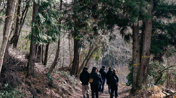 冬の山道を歩くリサーチ参加者たち