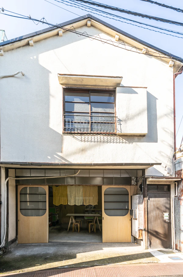 活動拠点として使われている2階建ての建物の外観