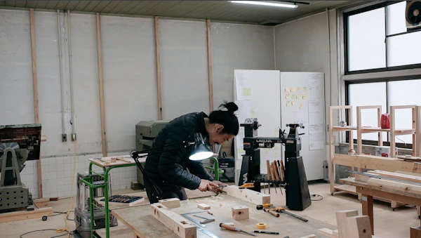 工房で木材を加工する制作者