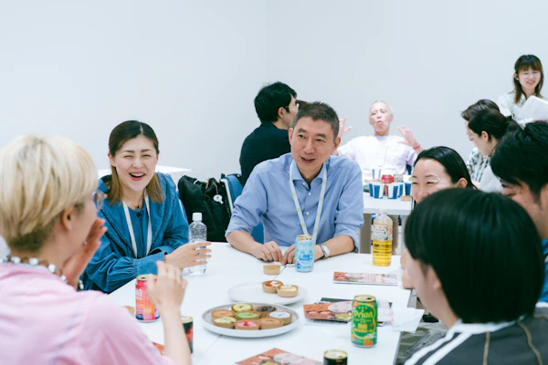 テーブルを囲み、軽食をとりながら話す参加者たち