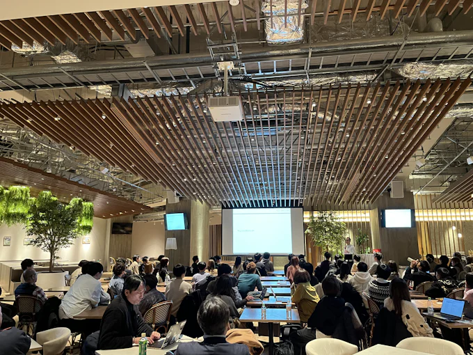 エスコンフォールド内のダイヤモンドクラブラウンジをお借りしての全体研修の様子