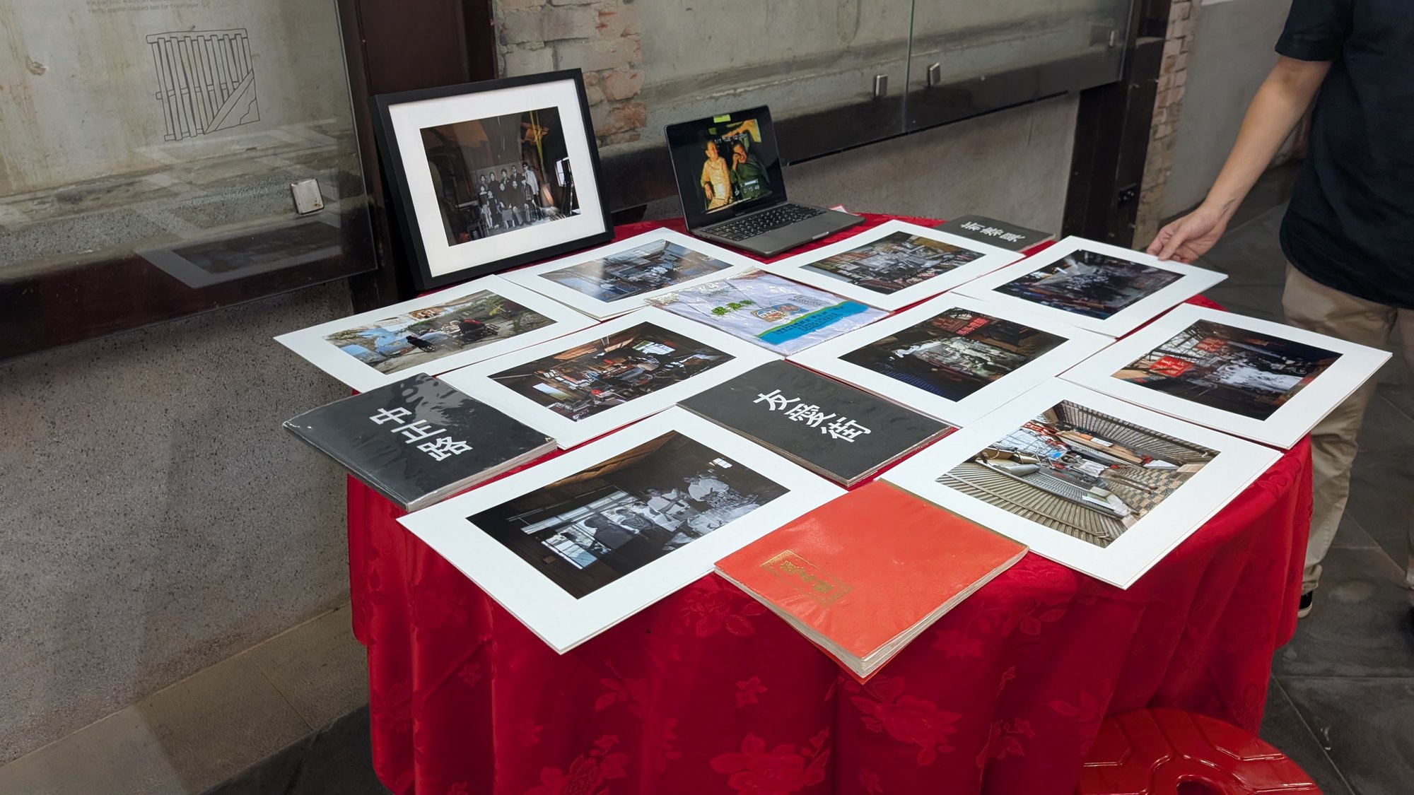 Fotos und Fotobücher auf dem Tisch von 新泰興被服廠（XinTaiXing）. Nachdem wir die Initiative im „Global Interview Project“ vorgestellt hatten, begegneten wir ihr nun vor Ort in Taipeh.