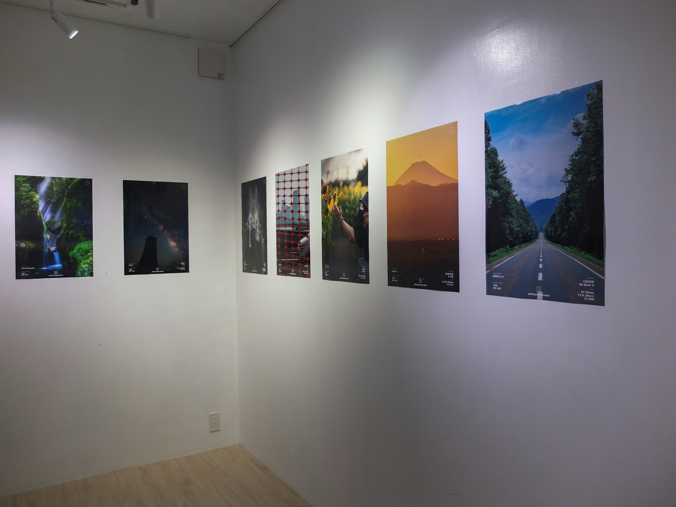 photo poster project | ช่วงเวลาที่สัมผัสถึงความเชื่อมโยงระหว่างผู้คนที่ไม่ปรากฏบนหน้าจอ by leeflect | ISSUE #111