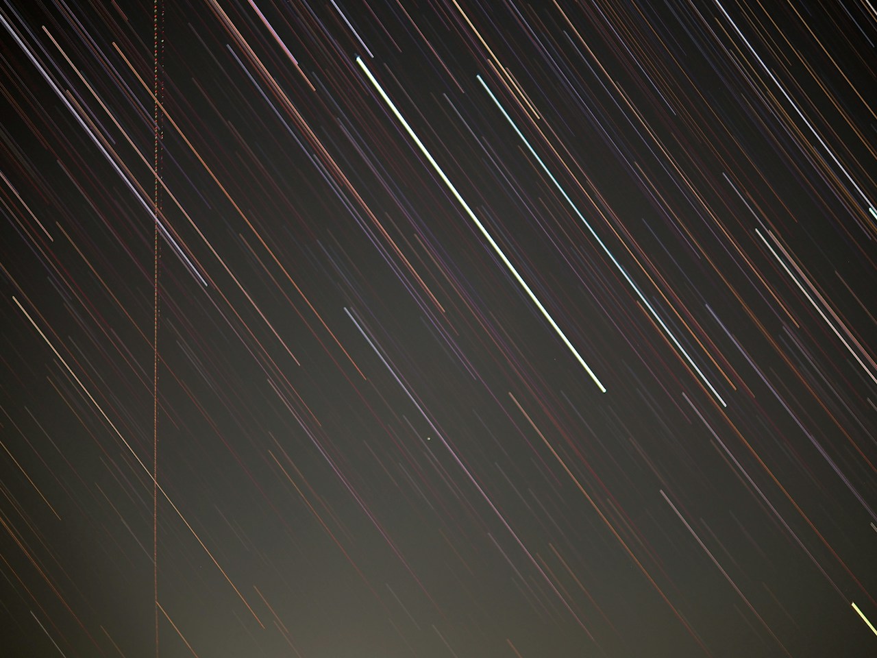 Image by kuni... Fissando la fotocamera su un treppiede e rallentando il tempo di scatto, è possibile catturare il movimento delle stelle durante l’esposizione.