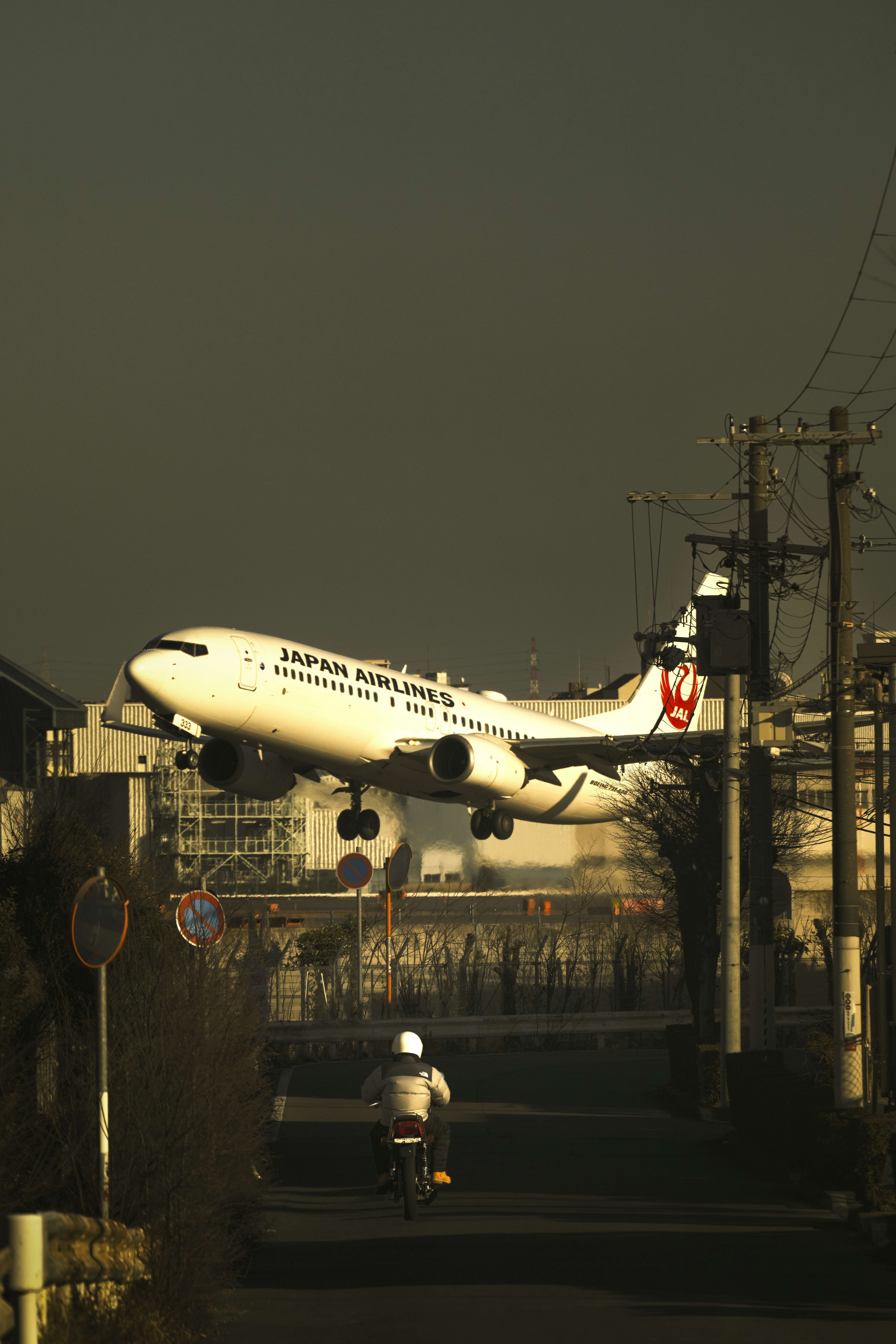 2025-12-airplane-contrast-mastery-image-2