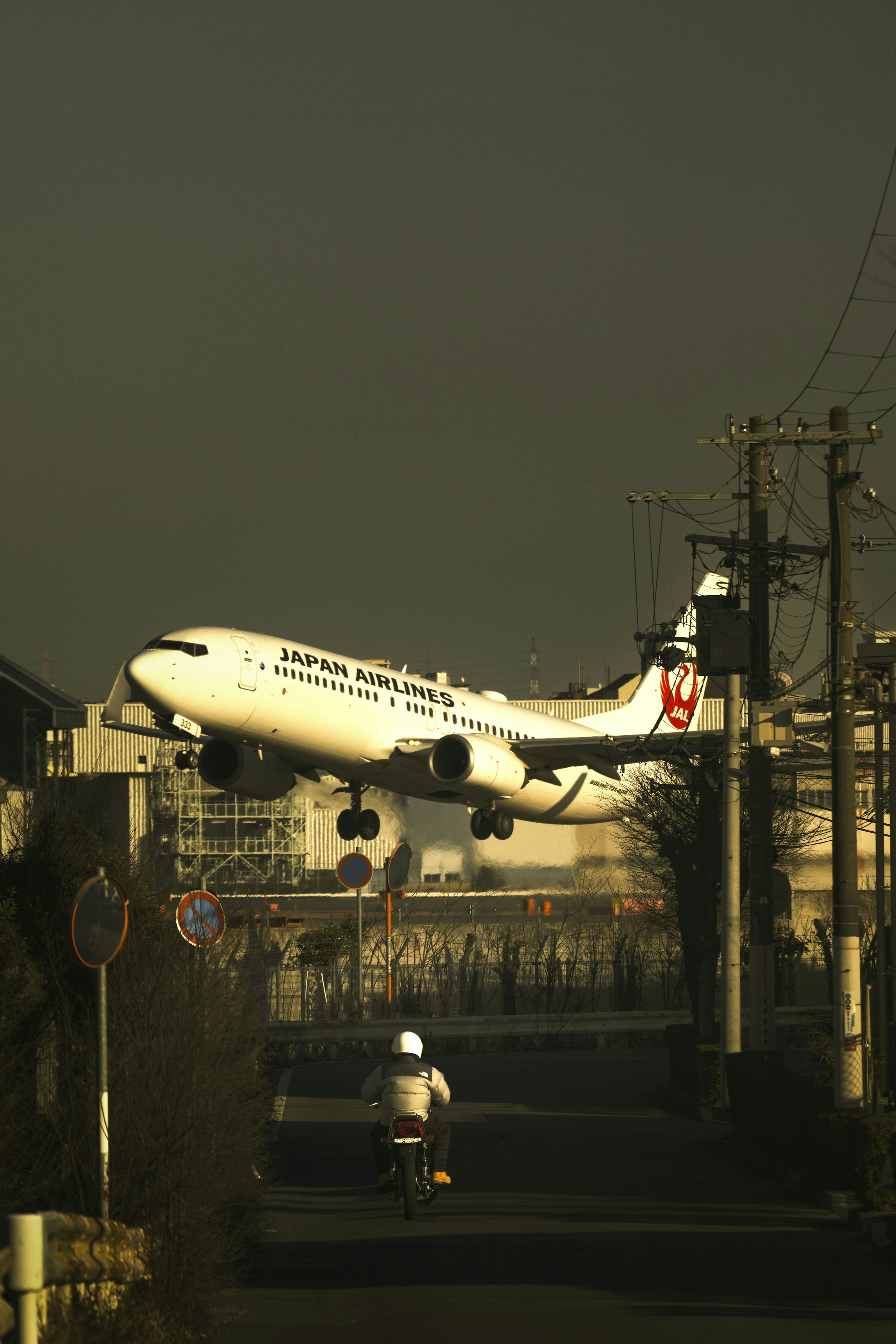 2025-12-airplane-contrast-mastery-image-2