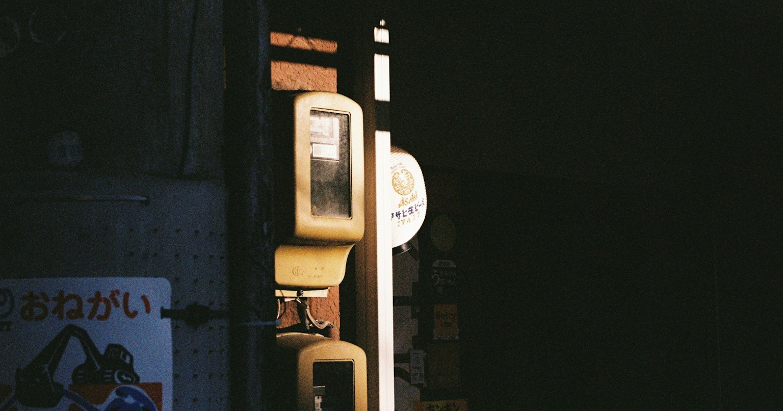 2025-08-digital-camera-market-shift-cover-image