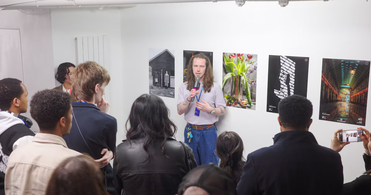 photo poster project | Die Frage nach „Erinnerung“ durch Blumen – eine Ausstellung im Dialog, von Nic Harris | ISSUE #257