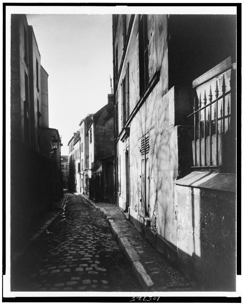 ©︎ Atget Faucheurs, somme Eine menschenleere Straßenecke in Paris