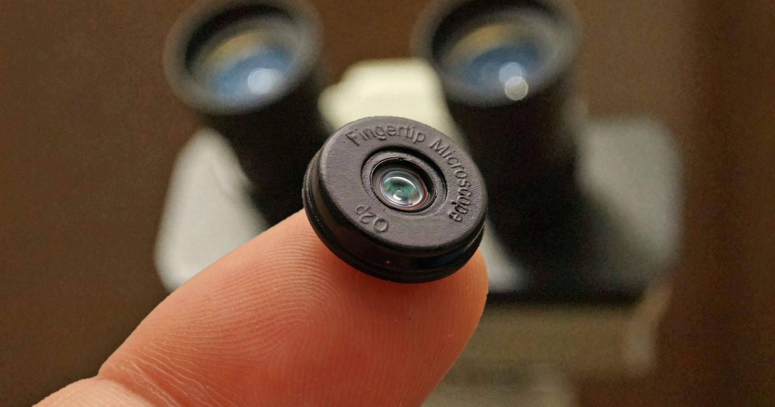 Lensa Mikroskop Khusus Berukuran Ujung Jari untuk Kamera Smartphone "microHunter X100P" | Shanghai Qingying E&T LLC