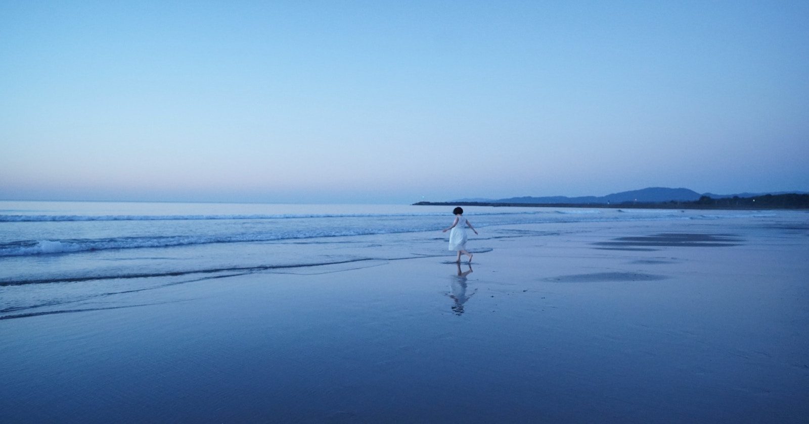 "Capture Summer in Blue" Capture What You Love When You Love It | Photographer Shiori Iwakura | ISSUE #38