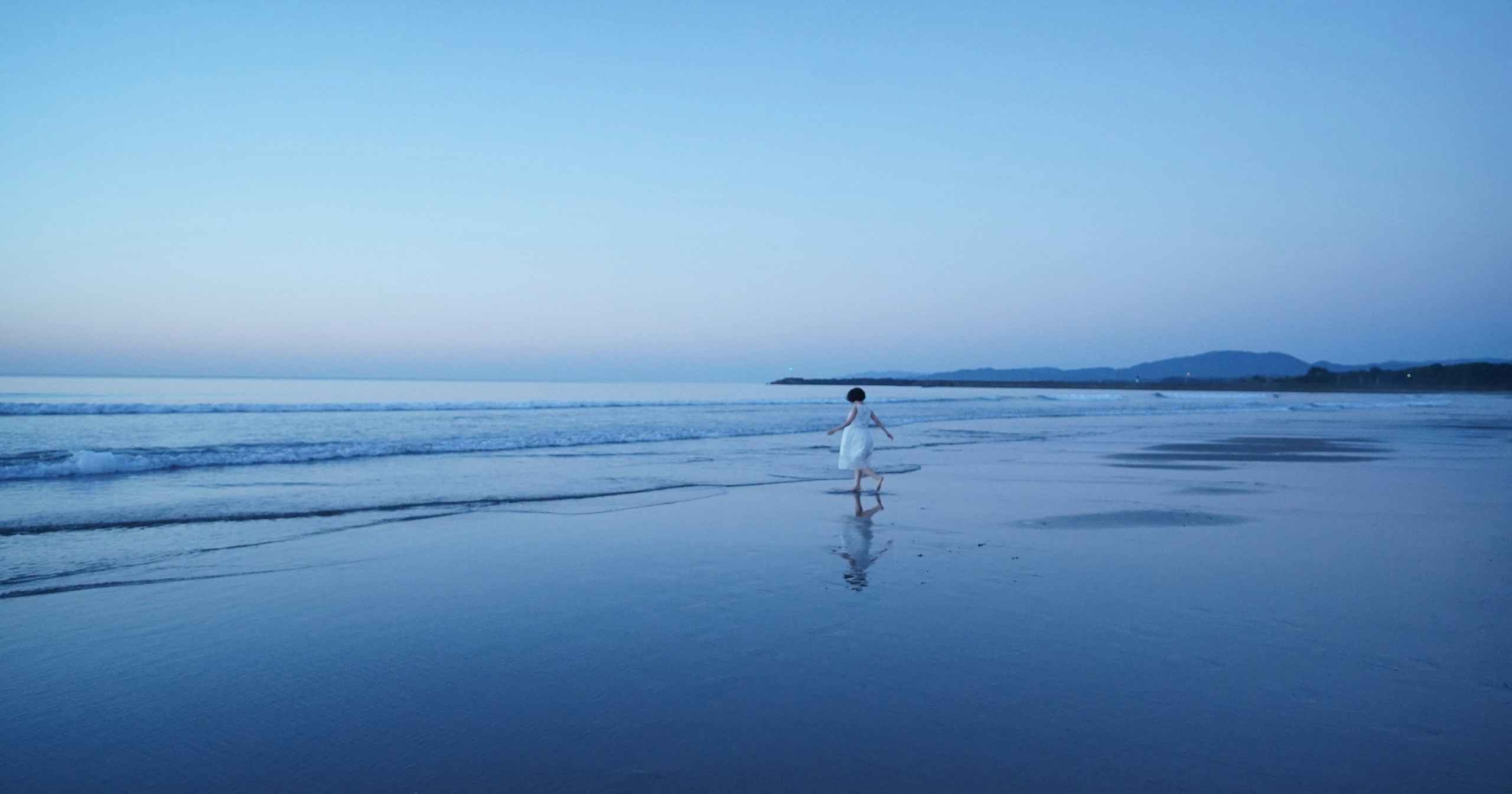 "Capture Summer in Blue" Capture What You Love When You Love It | Photographer Shiori Iwakura | ISSUE #38