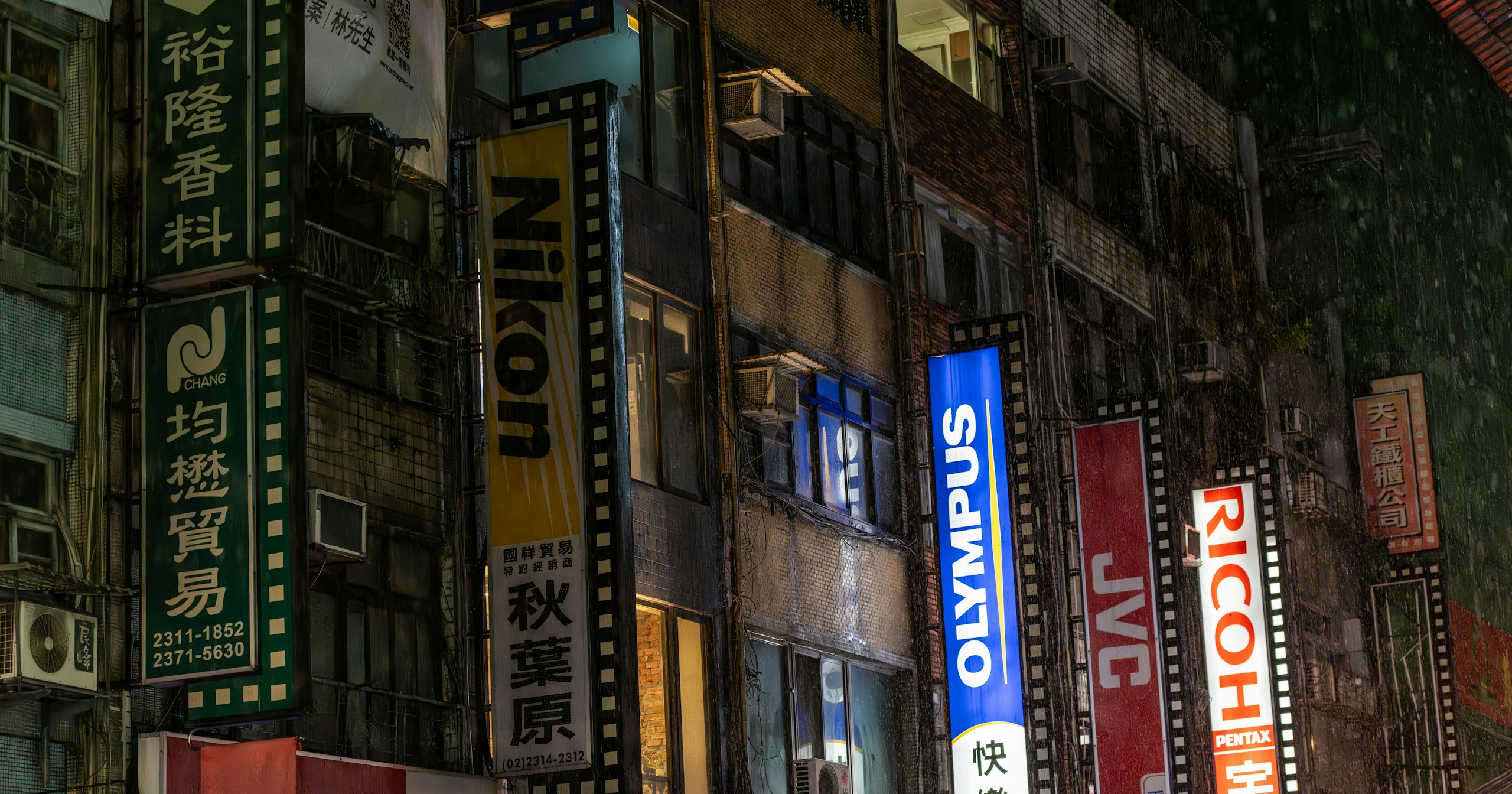 Do Photography Studios Draw Stories to Them? A Guide to Novels That Begin with a Photograph | Knowledge #510