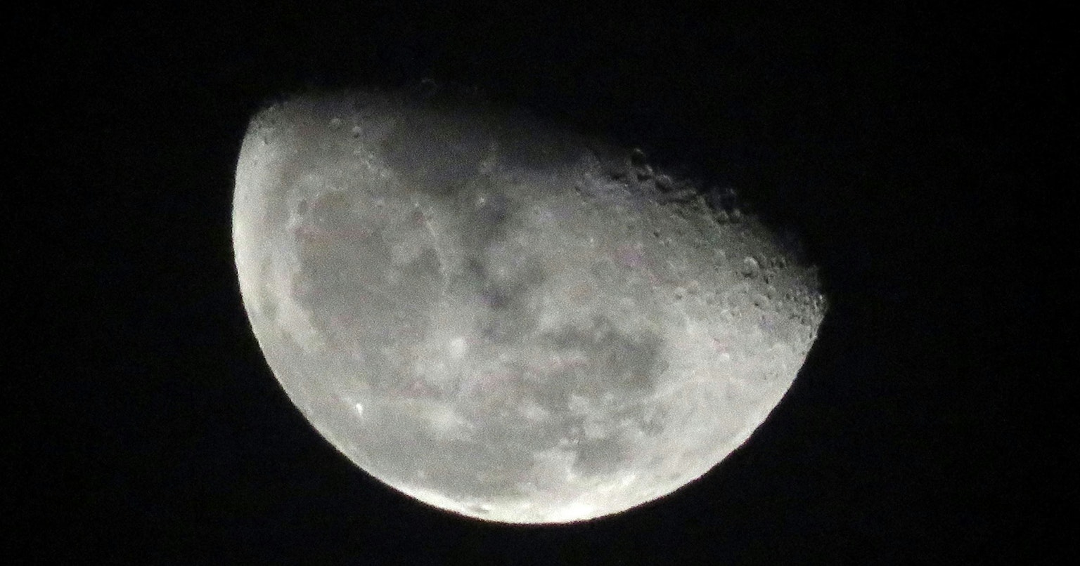 2025-07-moon-light-capture-cover-image