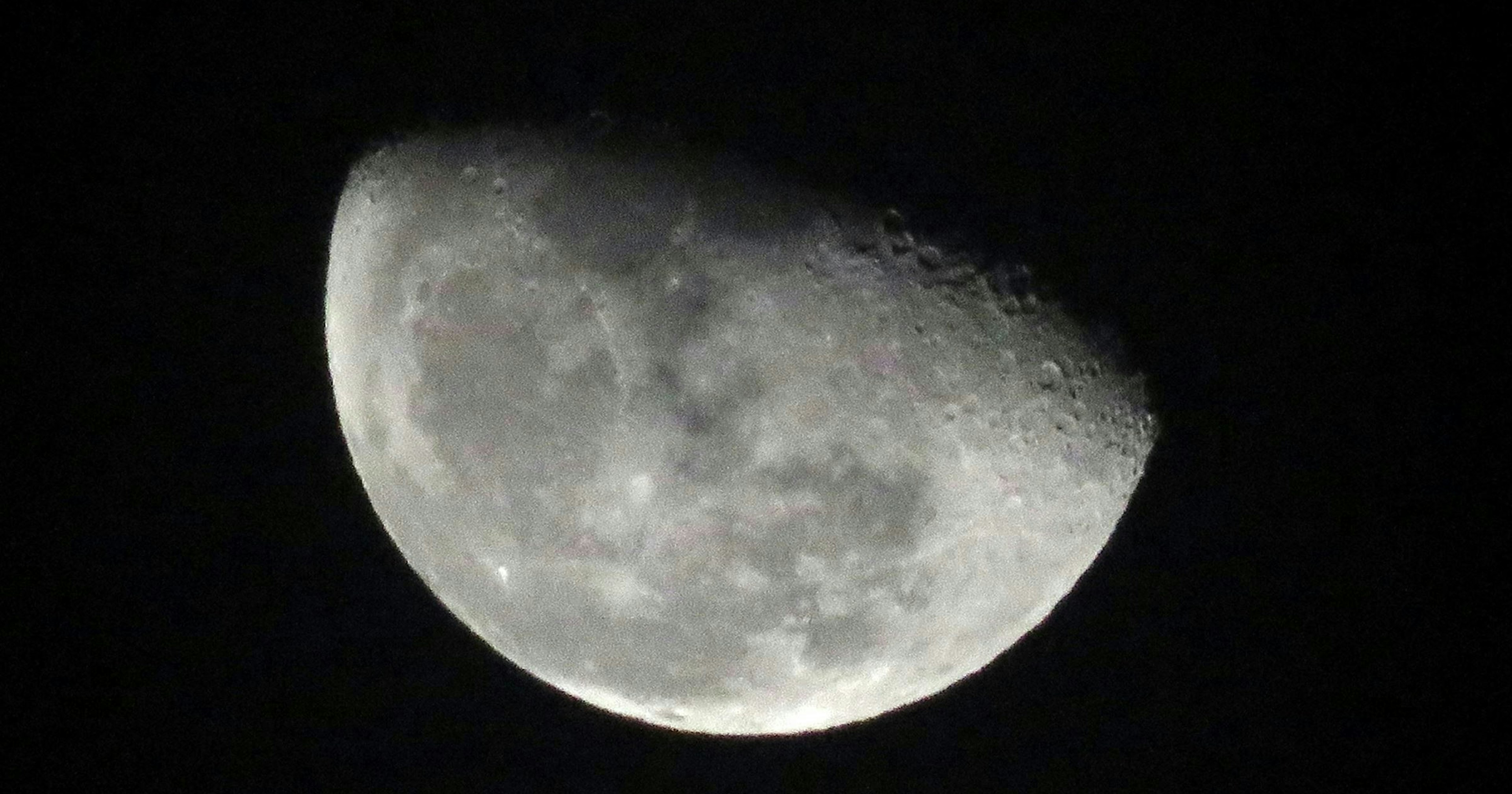 2025-07-moon-light-capture-cover-image