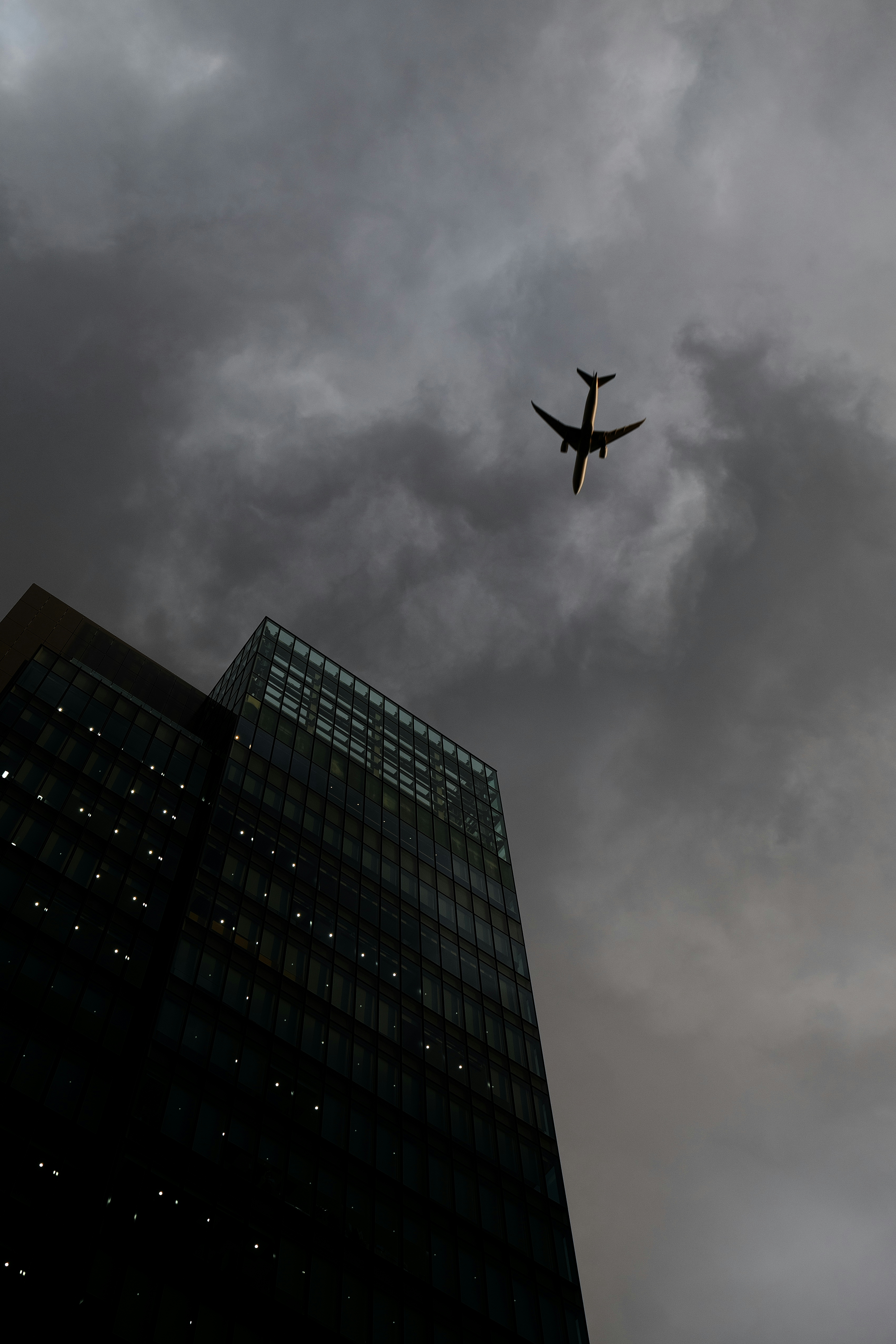 2025-12-airplane-contrast-mastery-image-9