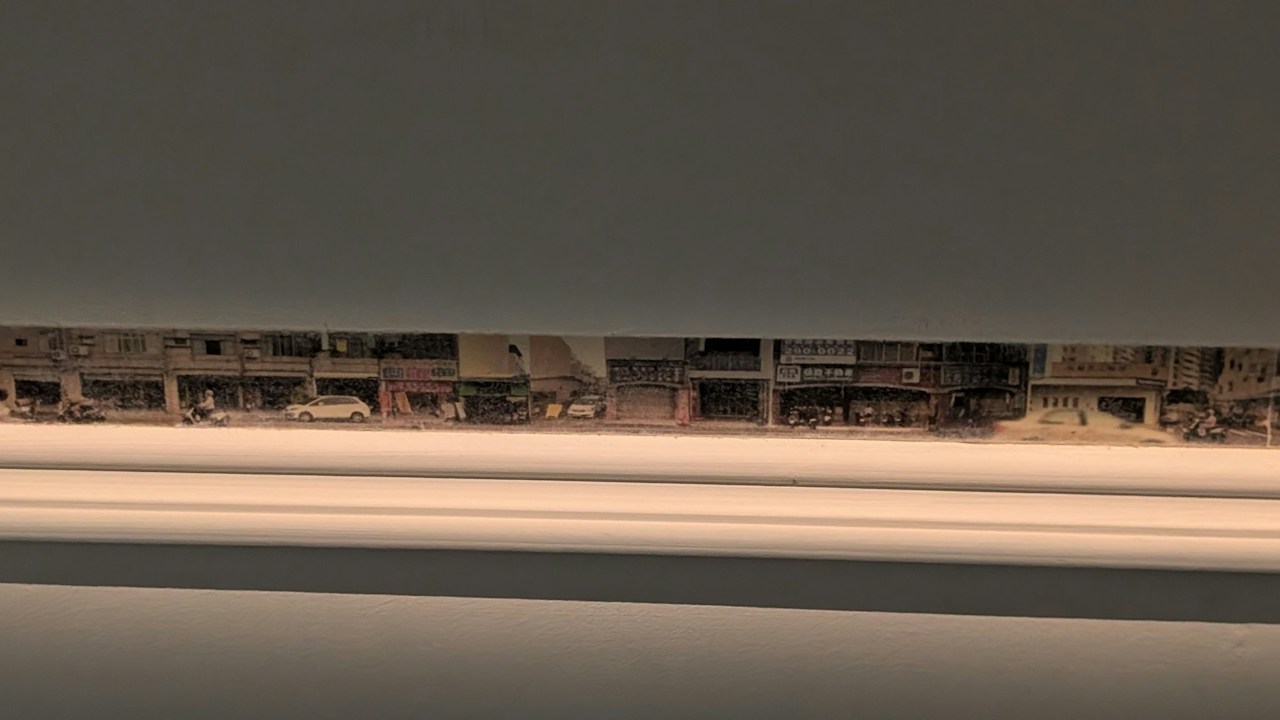 „界行者“ von 楊佳馨. Die an die Wand übertragenen Stadtansichten folgen der Erinnerung an die Wege zwischen zwei Elternhäusern.