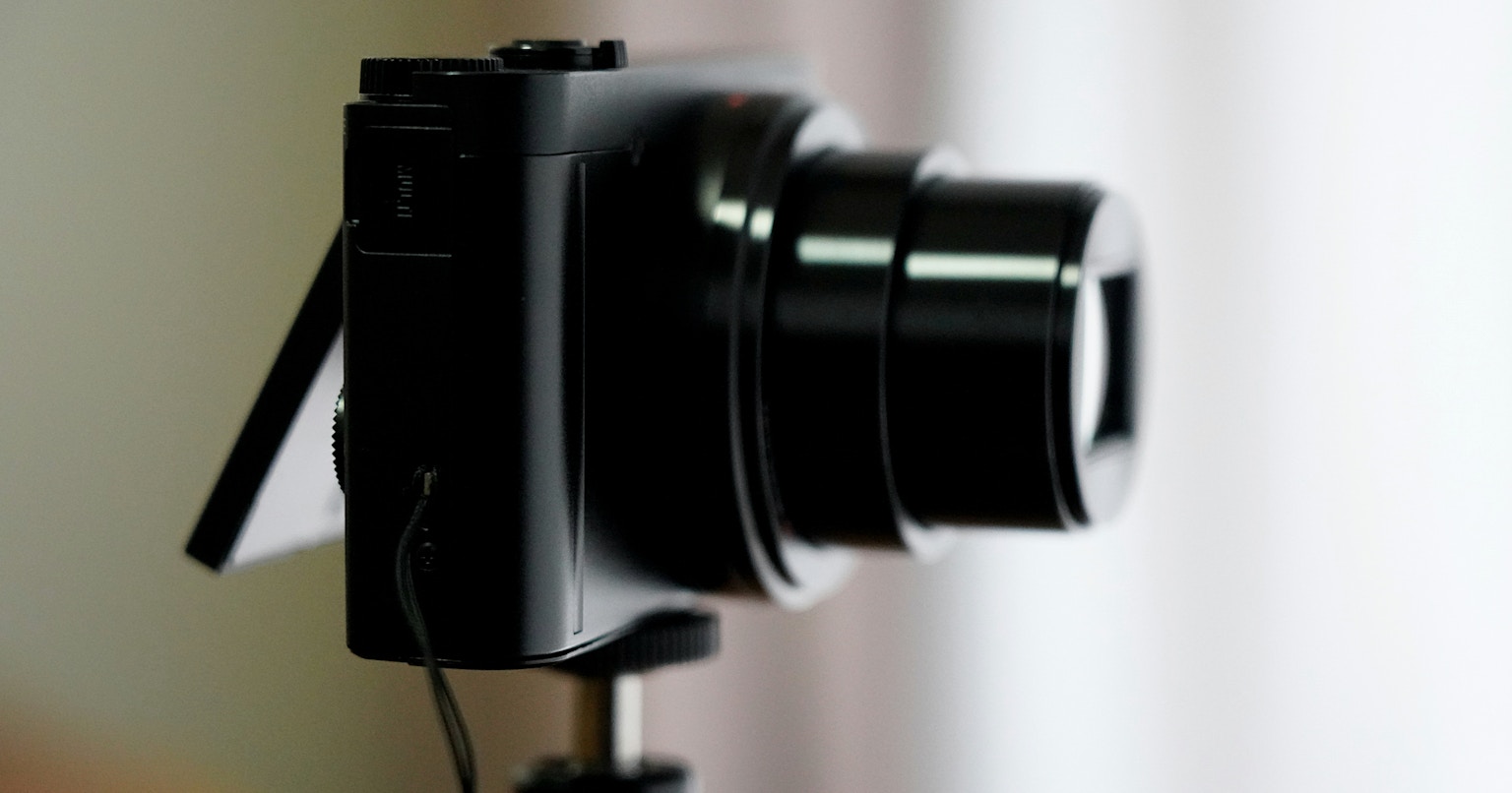 2024-08-full-frame-vs-aps-c-sensor-comparison-cover-image