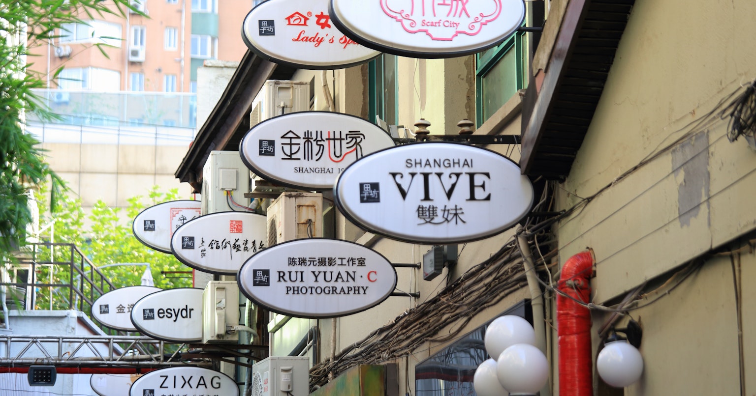 2024-10-photograph-of-casual-signs-cover-image