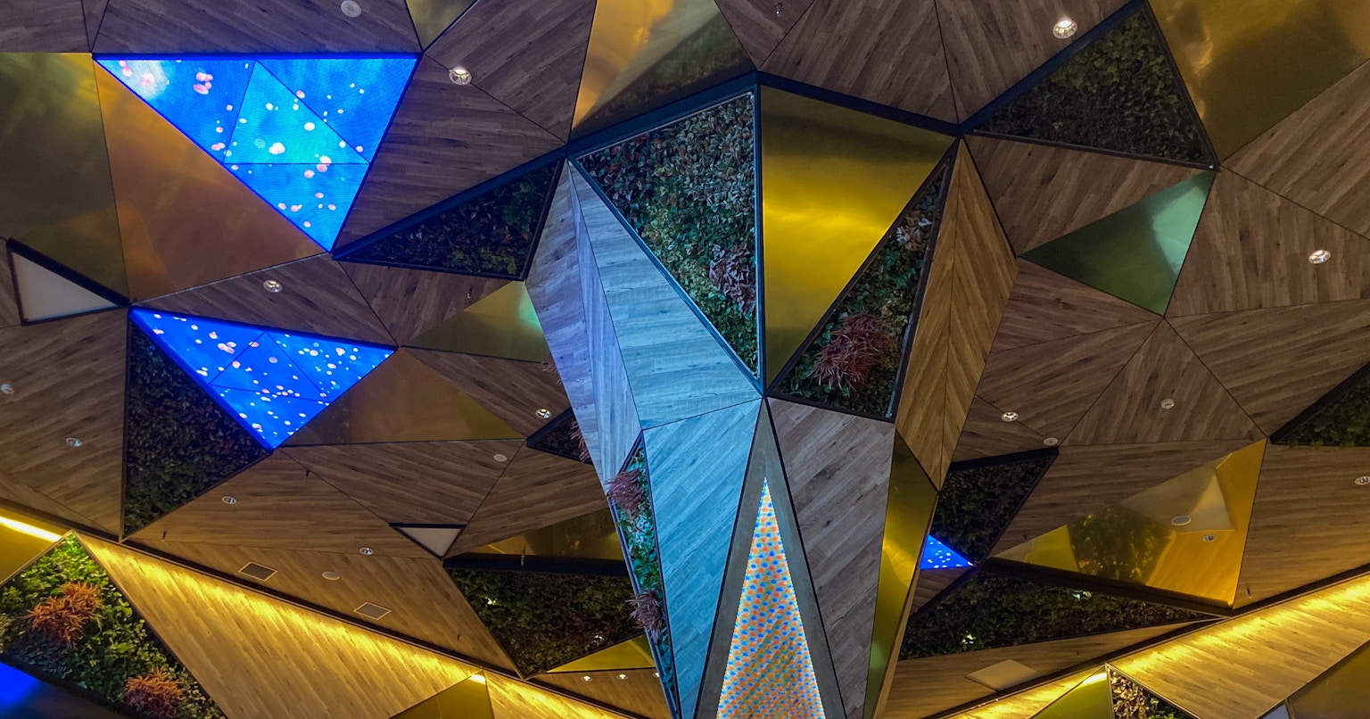 2023-10-zoom-in-and-out-award-cover-image