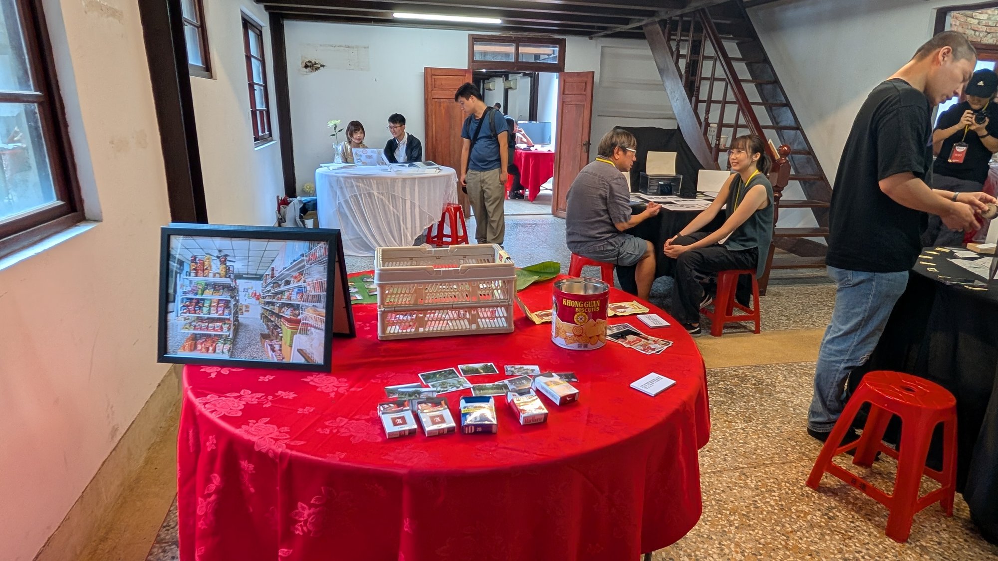 Kunstschaffende und Besucherinnen und Besucher sprechen einander direkt gegenüber über die Arbeiten. Bei „PHOTO GO“ geht das Betrachten von Fotos ins Gespräch über.