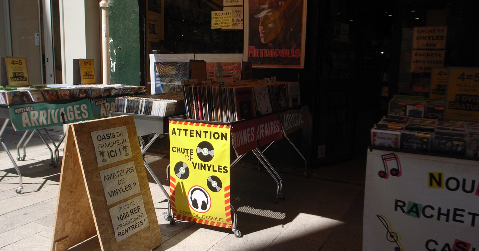 2024-03-trend-old-digital-camera-cover-image