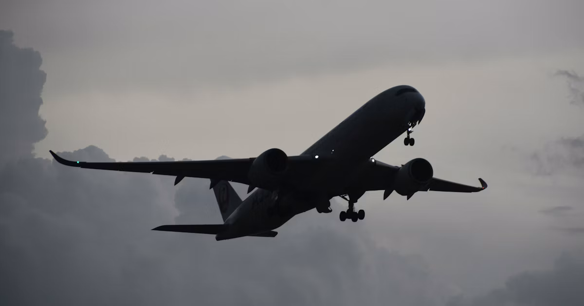 Mastering Contrast in Airplane Photography | Knowledge #404