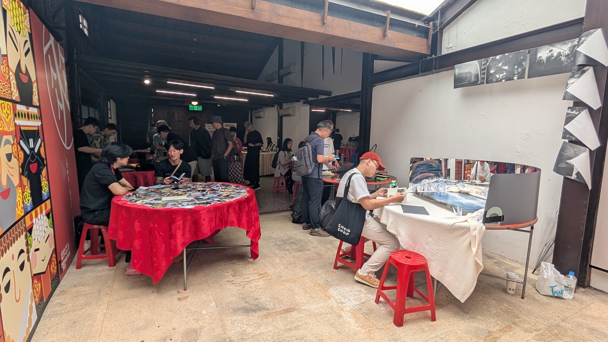 An den roten Tischen kommen die Menschen über Fotografie ins Gespräch. Bei „PHOTO GO“ sitzen Kunstschaffende und Publikum gemeinsam am Tisch.