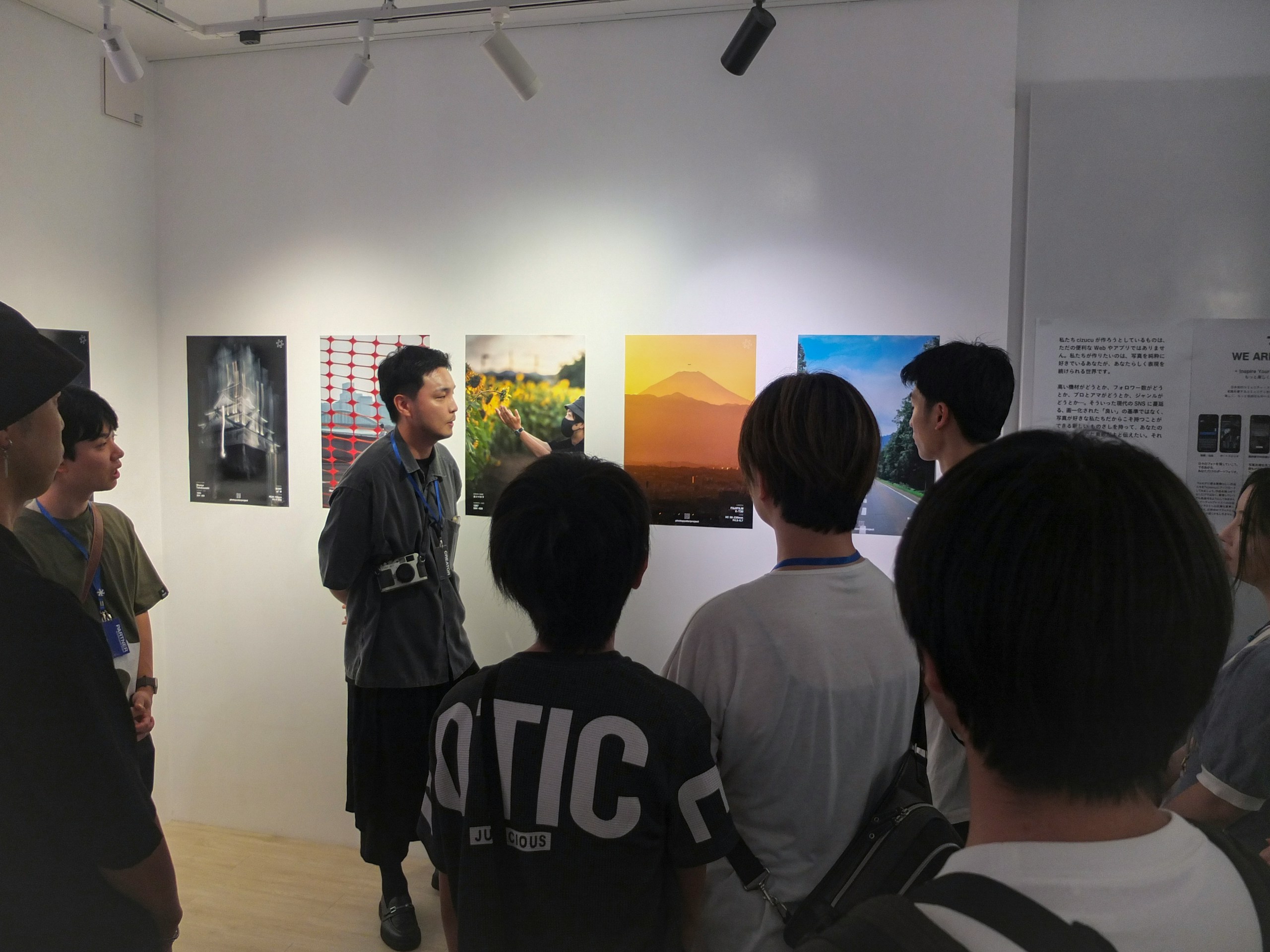 photo poster project | ช่วงเวลาที่สัมผัสถึงความเชื่อมโยงระหว่างผู้คนที่ไม่ปรากฏบนหน้าจอ by leeflect | ISSUE #111