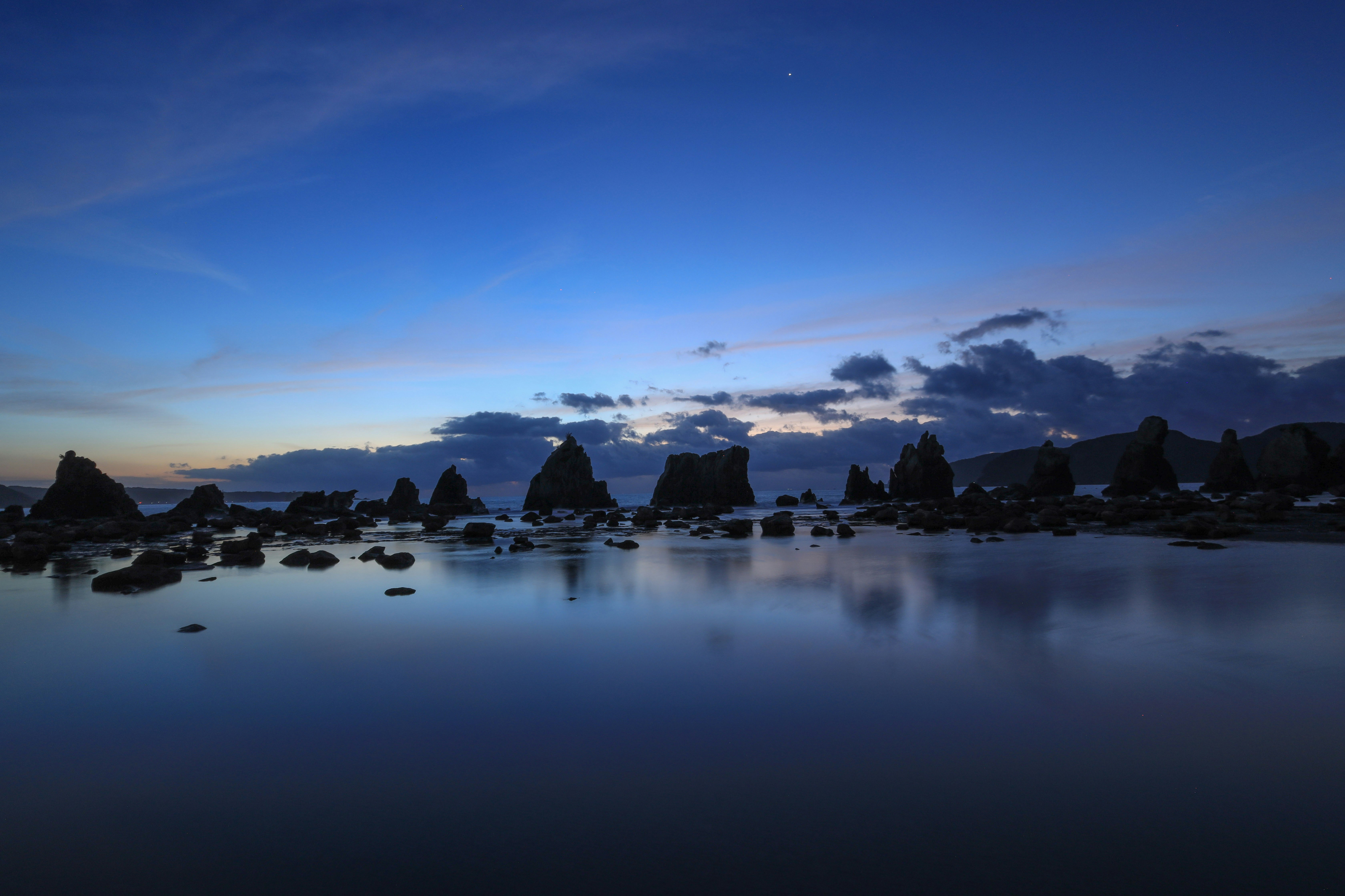 2026-04-single-color-photography-image-8