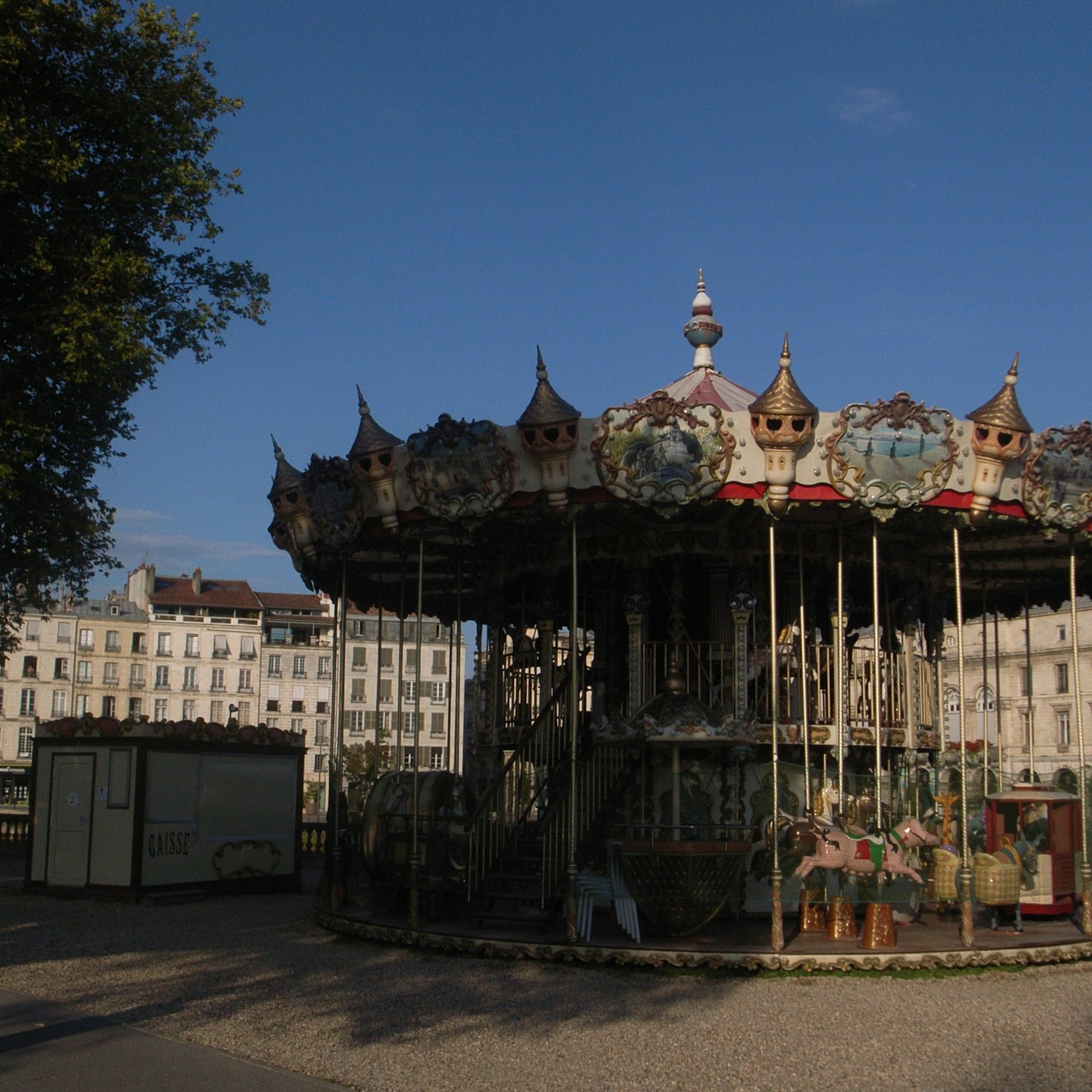 2023-09-old-digital-camera-culture-in-2000s-cover-image