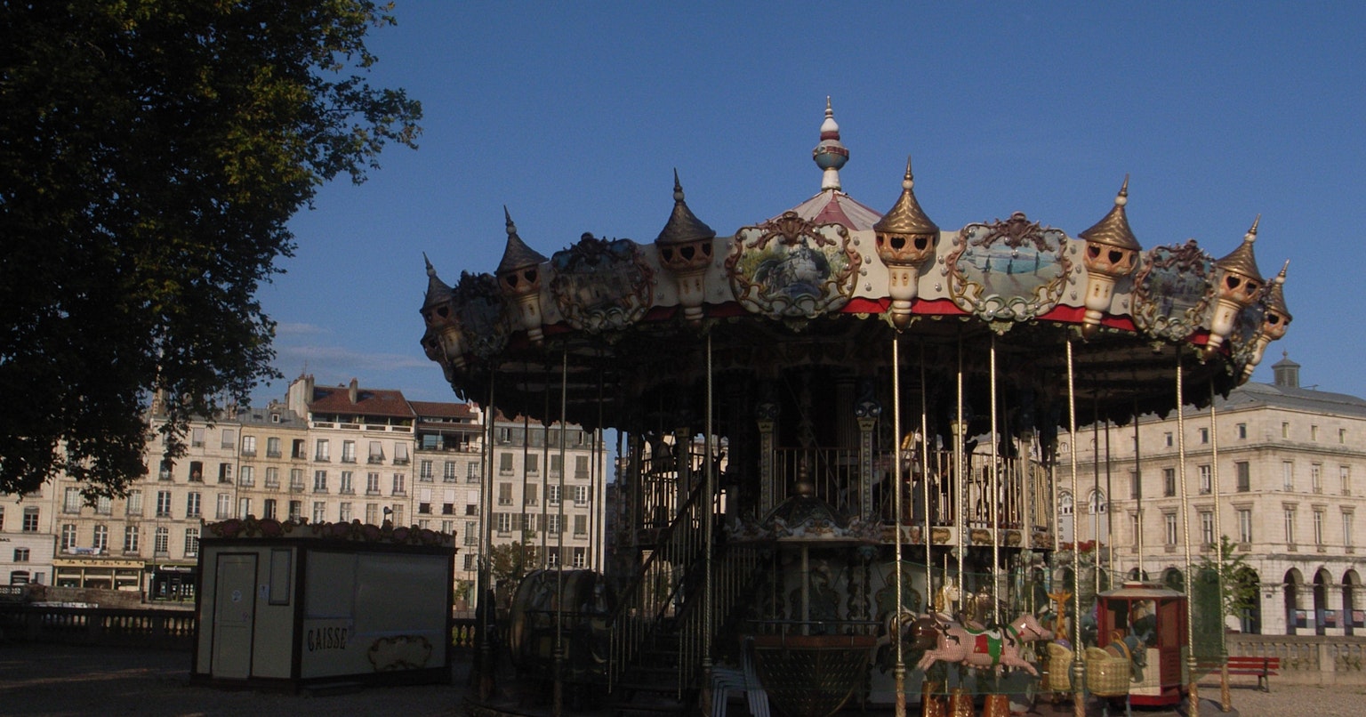 2023-09-old-digital-camera-culture-in-2000s-cover-image