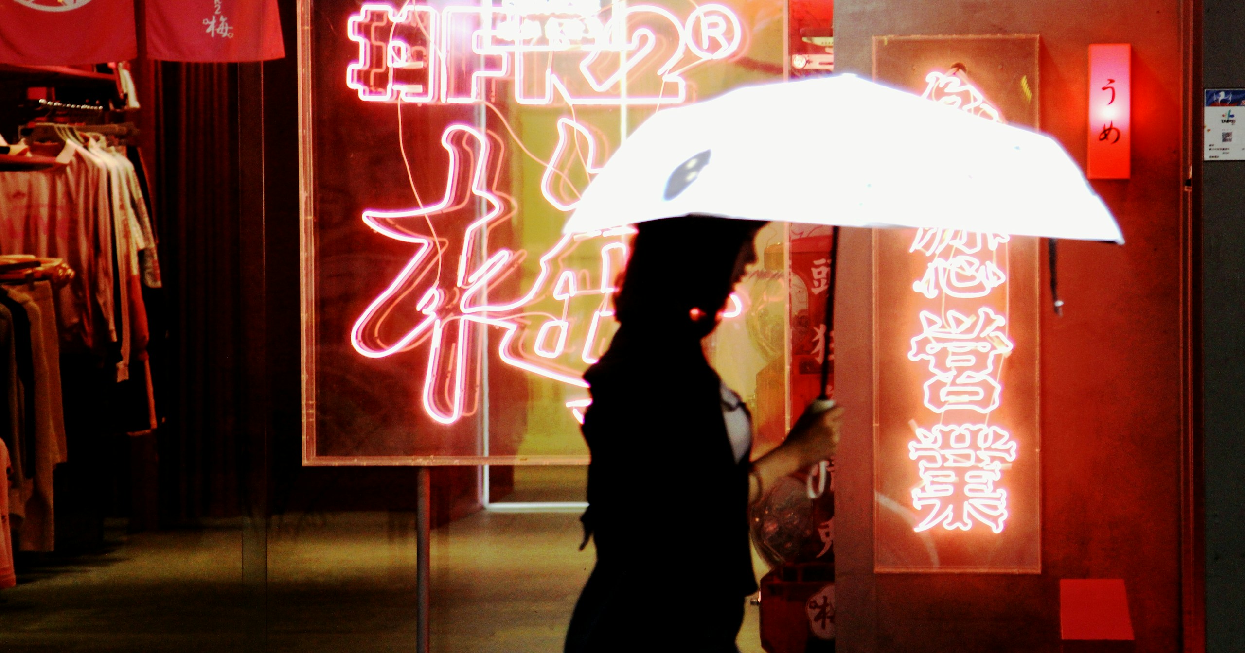 Read Your Photography | Città rossa, notte di pioggia | Focus #702