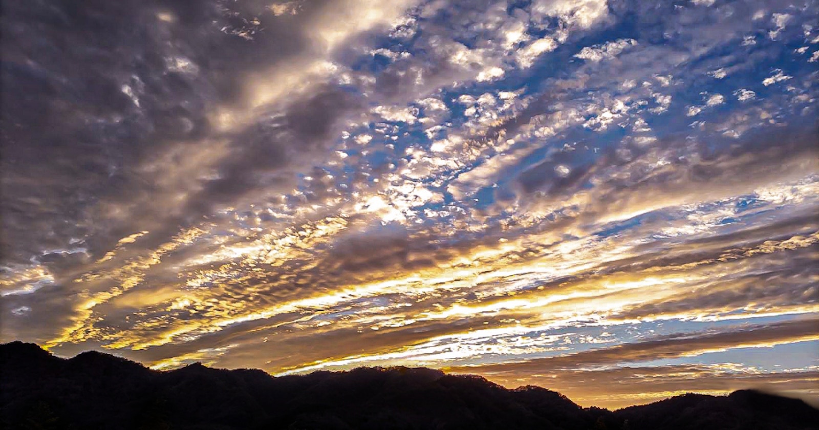 Nubes de cirros, nubes de escamas, nubes de ovejas... Captura el cielo de otoño en fotos | Focus #300