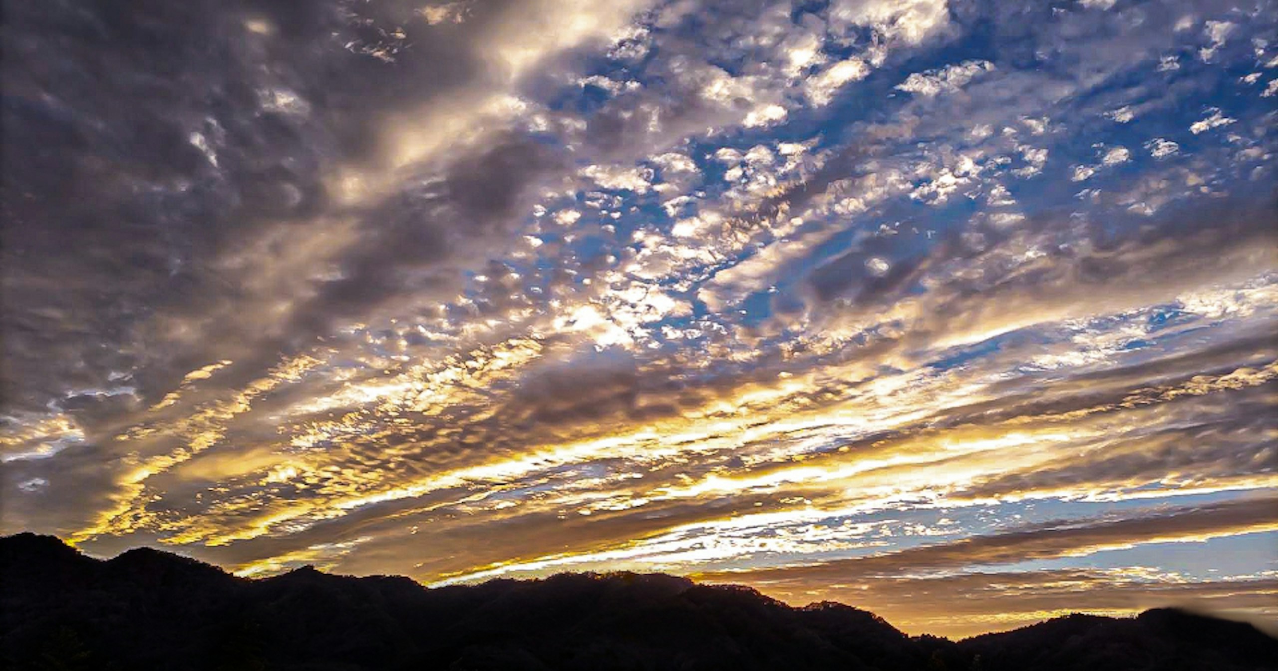 Nubes de cirros, nubes de escamas, nubes de ovejas... Captura el cielo de otoño en fotos | Focus #300