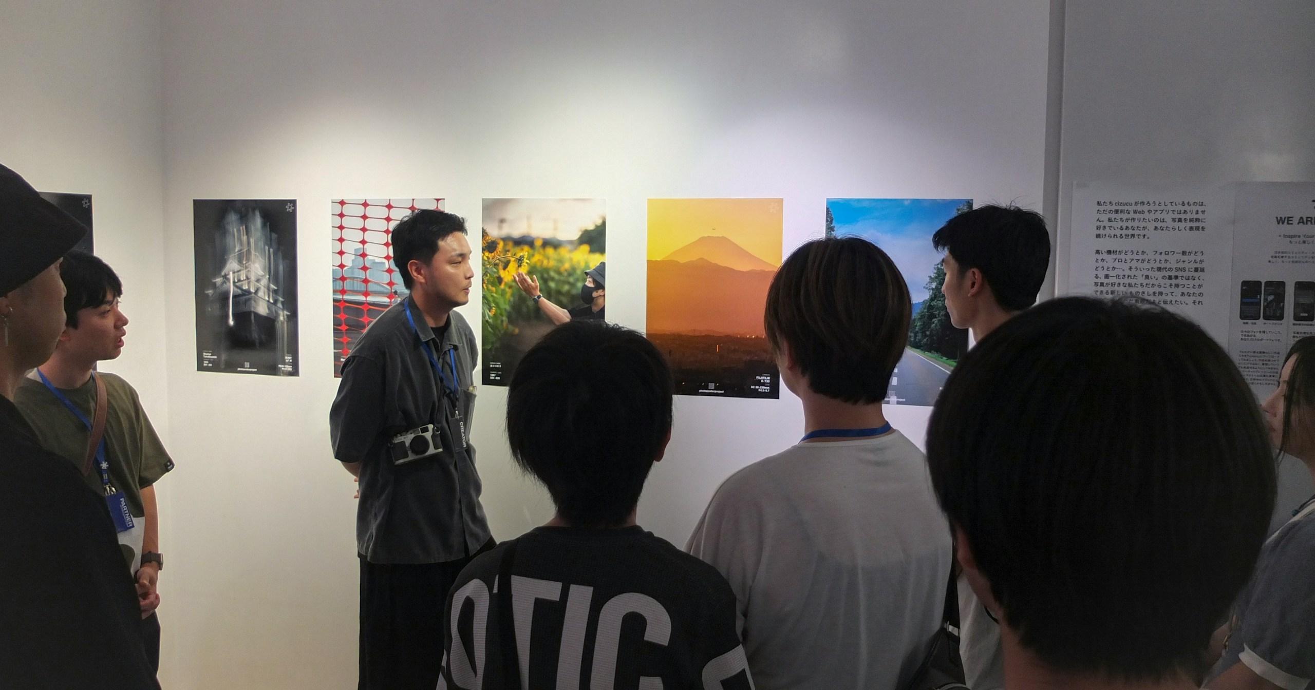 photo poster project | ช่วงเวลาที่สัมผัสถึงความเชื่อมโยงระหว่างผู้คนที่ไม่ปรากฏบนหน้าจอ by leeflect | ISSUE #111