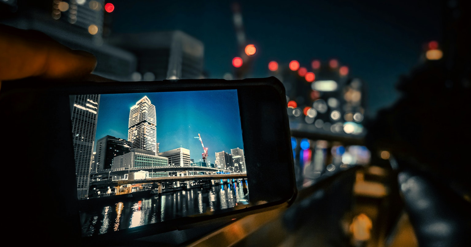2025-08-smartphone-report-cover-image