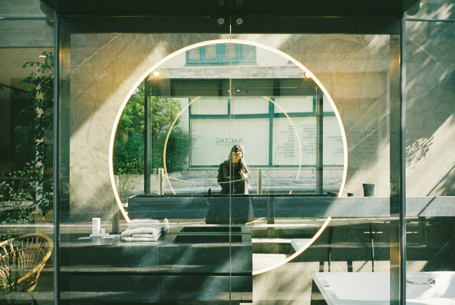 2025-09-contax-t2-portra800-expression-momo-image-24