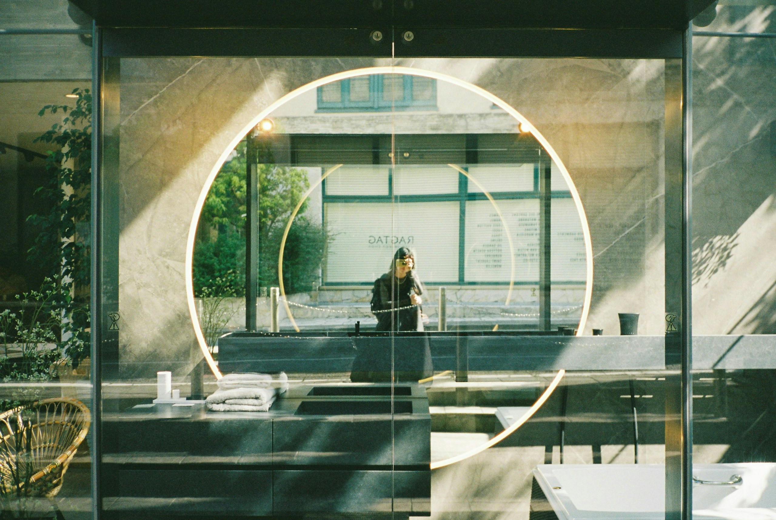 2025-09-contax-t2-portra800-expression-momo-image-24