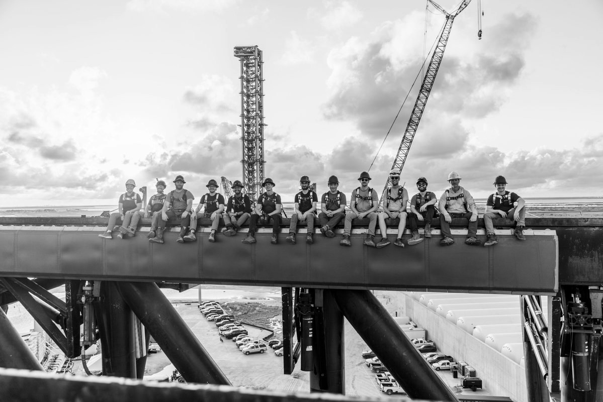 SpaceX rekonstruiert ikonisches Foto: „Lunch Atop a Skyscraper“ im Zeitalter des Weltraums | Release #324