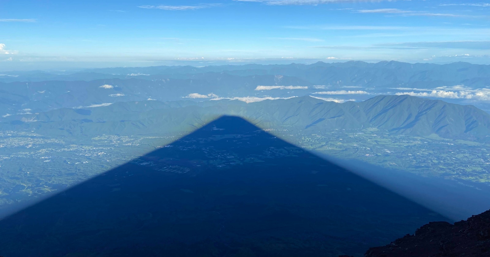 山頂のドラマを残す撮影術 緑と空のバランスが生む絶景 | Focus #96